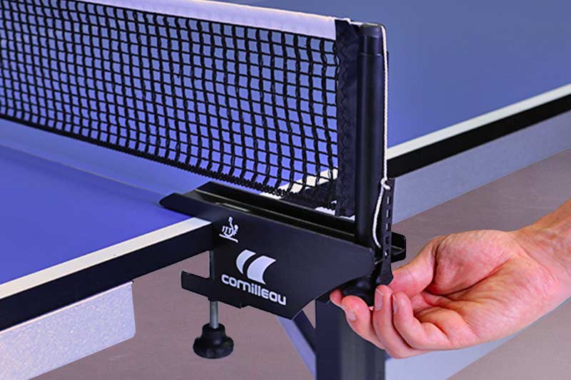 main qui règle le filet de la table de tennis de table Cornilleau compétition 610 ITTF